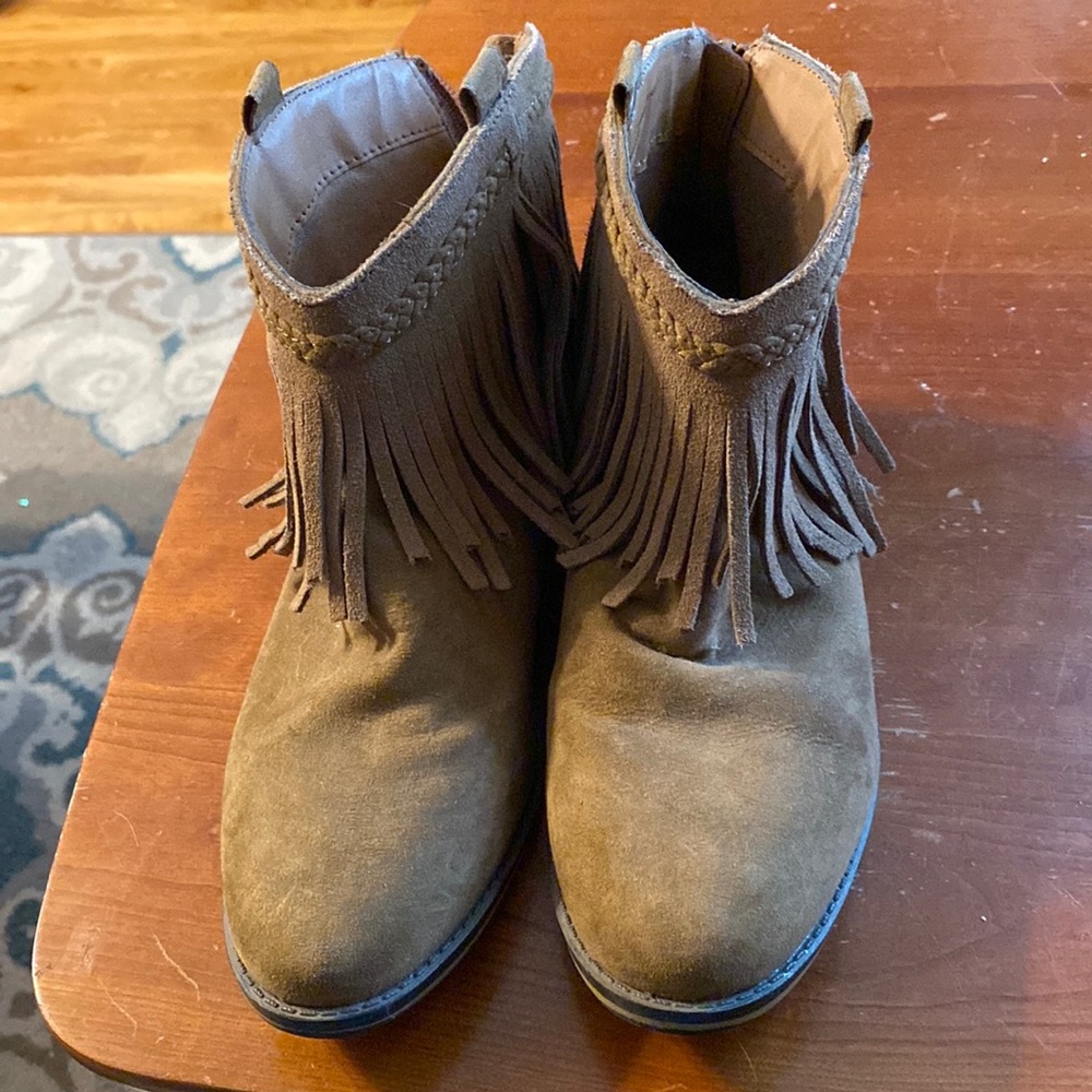 Size 6 short brown boots with fringe